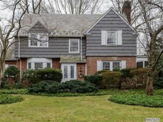 14 Sunset Dr, North Hills, NY 11030-2012