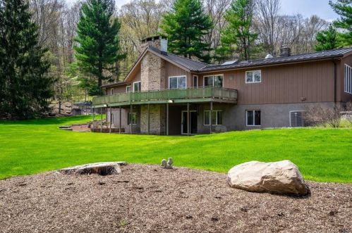 9 Stuart Dr, Bloomfield CT 06002-1524 exterior