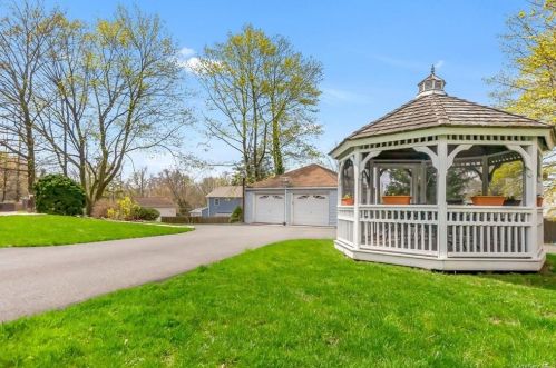 61 Grant Ave, Congers, NY 10920-1934
