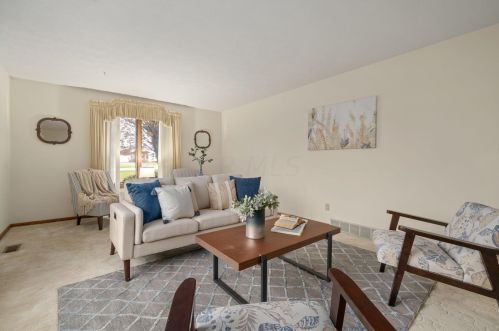 2375 Chickasaw Dr, London OH  43140-9014 exterior