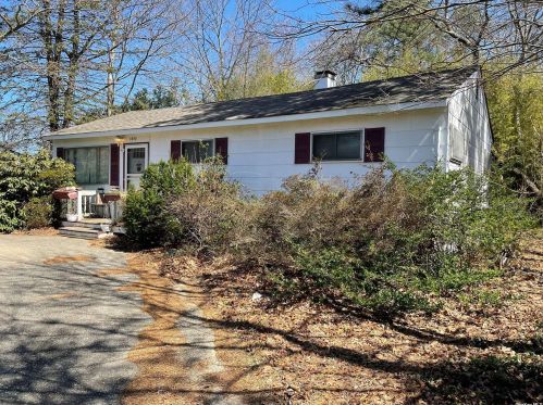 1056 Martinstein Ave, Bayshore, NY 11706-2049