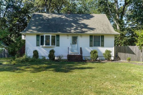 56 Elliot Ave, Lake Grove, NY 11755-2040