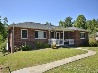 529 Wickins Dr, Hendersonville, NC 28791-8543