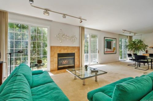 8 Westfield Ln, White Plains NY  10605-5459 exterior