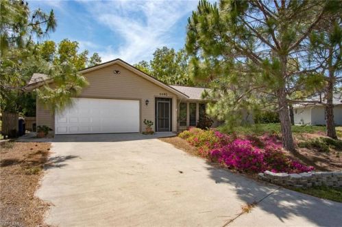 4492 Pine Hill Ct, Saint James City, FL 33956-2613