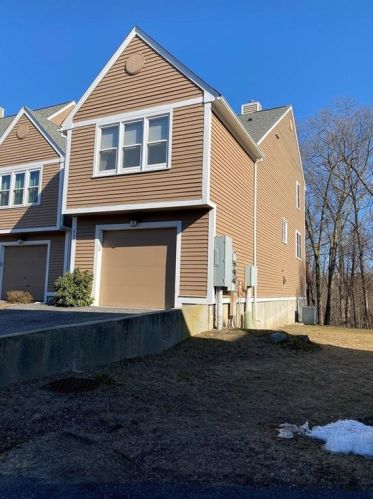 607 Brookhaven Ln, Woonsocket, RI 02895-2767