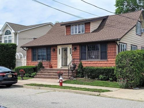 18 Edna Ave, Bethpage, NY 11714-4117