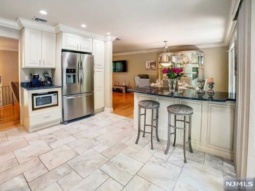 550 Franklin Ave, Franklin Lakes NJ  07417-2512 exterior