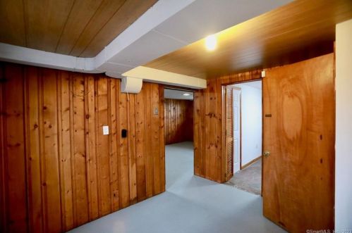 58 Robincrest Dr, Waterbury CT  06708-2406 exterior