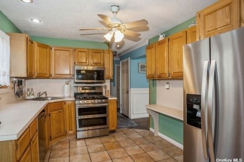 1 Laura Dr, South Setauket NY  11720-3068 exterior