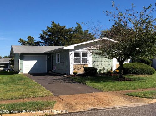 24 Fletcher St, Bricktown, NJ 08724-2413