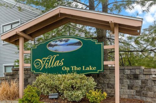 8 Country Pl, Mohegan Lake, NY 10547-1269