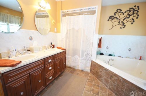 317 New Durham Rd, Piscataway NJ  08854-5311 exterior