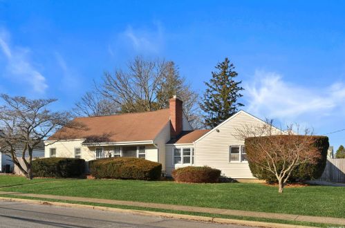 302 5th Ave, Elwood, NY 11731-2301