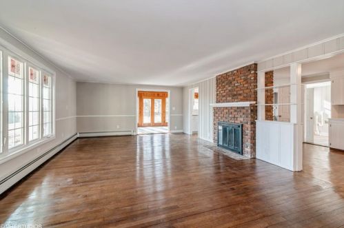7 Hill Side St, South Kingstown, RI 02874-3118