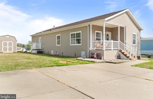 689 Huckleberry Ave, Bear, DE 19701-1340