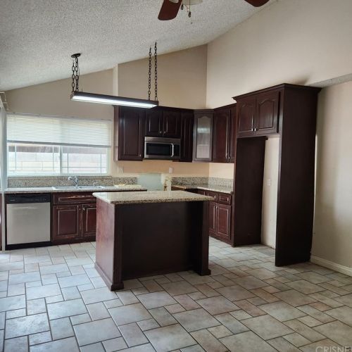 44131 7 St, Lancaster CA 93535-2000 exterior