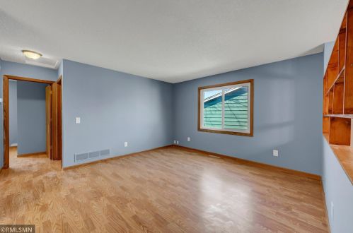 4464 Cinnamon Ridge Trl, Saint Paul, MN 55122-2385
