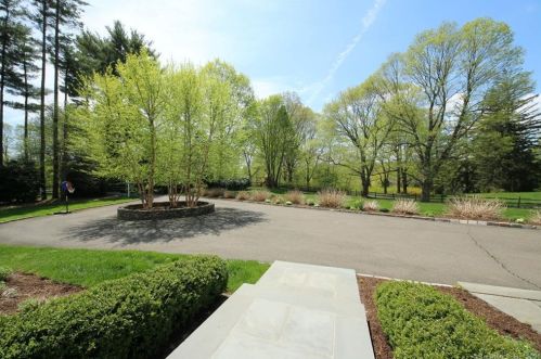26 Oak Knoll Rd, Ridgefield CT  06877-4334 exterior