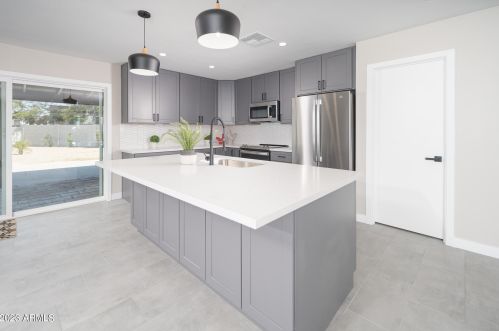 5621 Zoe Ella Way, Glendale AZ 85306-2823 exterior