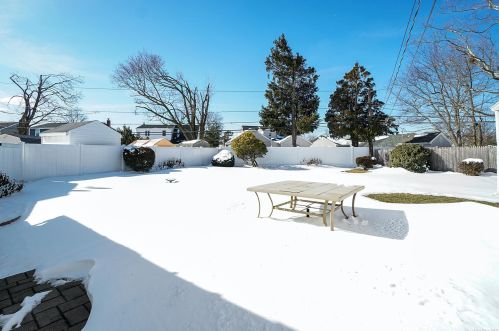 4212 Florence Rd, Bethpage, NY 11714-6208