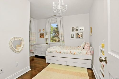 579 Bedford Rd, Pleasantville NY  10570-3348 exterior