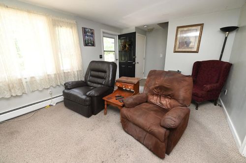 17 English Range Rd, Derry NH 03038-5323 exterior