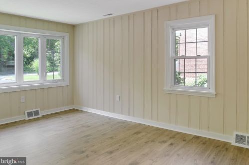 827 Woodsdale Rd, Wilmington DE  19809-2244 exterior