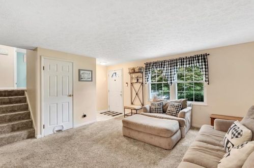 2020 Southwell Dr, Library, PA 15129-8849