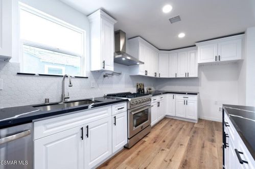 14363 Collins St, Van Nuys CA 91316-1030 exterior