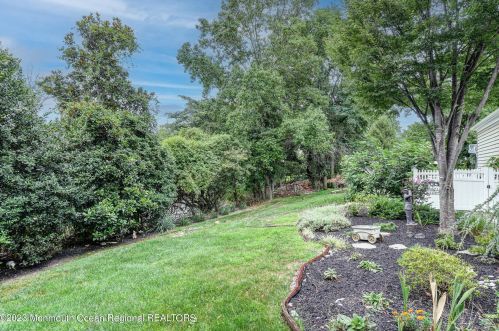 515 Seven Bridges Rd, Little Silver NJ  07739-1742 exterior