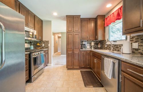 4864 Woodhaven Dr, West Bend, WI 53095-9155