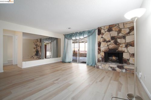 2303 Monte Vista Dr, Pinole, CA 94564-1122