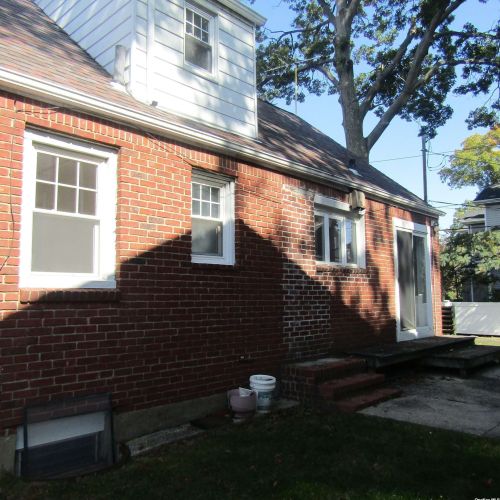 2 Oak Dr, New Hyde Park NY  11040-3315 exterior