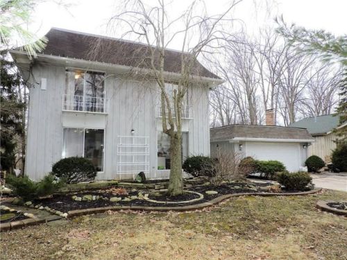820 Valley Dr, Vermilion, OH 44001-2041