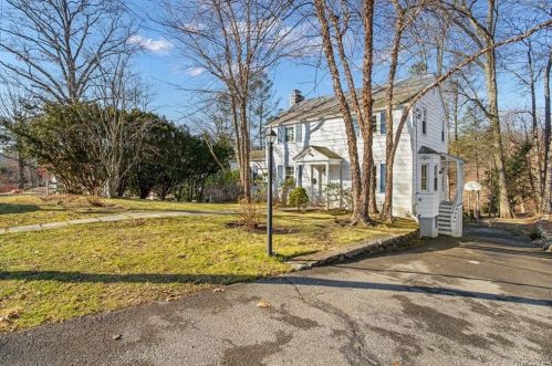 11 Saxon Woods Pk Dr, White Plains, NY 10605-4816