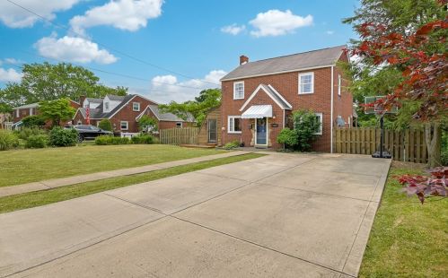 3437 Pinewood Dr, Whitaker PA  15120-1367 exterior