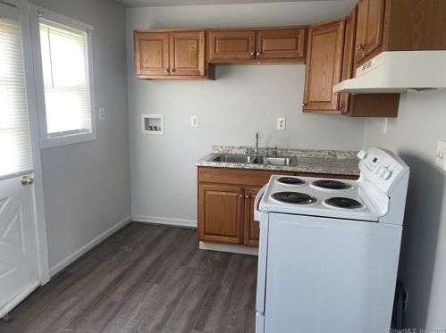 33 Central Ave, Groton CT  06340-5905 exterior