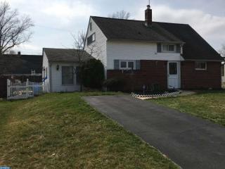 35 Rambler Ln, Levittown, PA 19055-1401