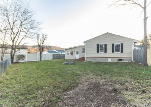 9 Essex Rd, Fishkill NY  12524-1411 exterior