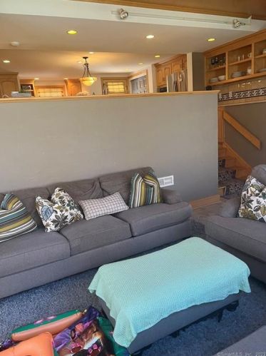 31 Oak Ridge Ln, Hartford CT  06107-3506 exterior