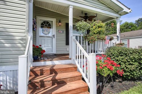 18 Meadowview Dr, Paradise Park, PA 17068-9772