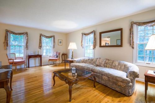 17 Great Oak Rd, Northford, CT 06472-1330