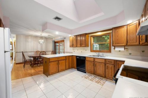 5 Lois Ave, Waterford, CT 06385-1318