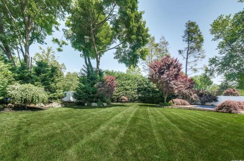 3 Lorijean Ln, Elwood NY  11731-4009 exterior