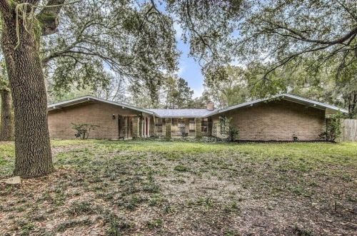 809 Brook Hollow Dr, Conroe, TX 77385-9112