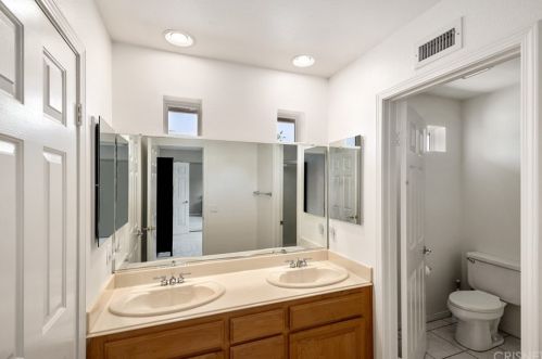 490 Tree Hollow Ct, Simi Valley CA  93065-7311 exterior