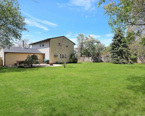87 Wexford Dr, Oakdale NY  11769-1438 exterior