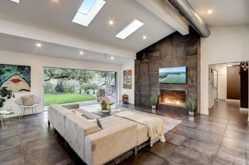 3804 Woodcliff Rd, Van Nuys, CA 91403-5052