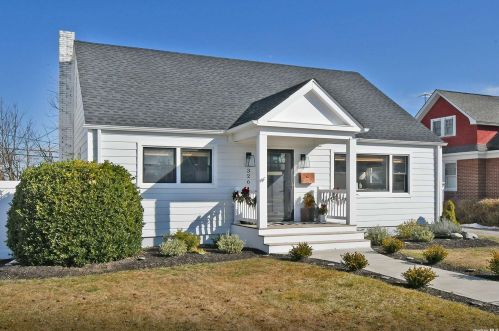 326 Venetian Blvd, North Lindenhurst, NY 11757-6307